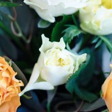 画像をギャラリービューアに読み込む, 【6月限定】今月のローズブーケ 8本 (オレンジ/イエローホワイト MIX)