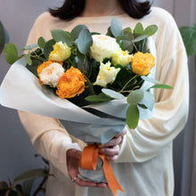 画像をギャラリービューアに読み込む, 【6月限定】今月のローズブーケ 8本 (オレンジ/イエローホワイト MIX)