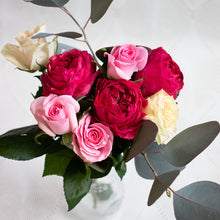 画像をギャラリービューアに読み込む, 【5月限定】今月のローズブーケ 8本 (赤、ピンク、ホワイトMIX)